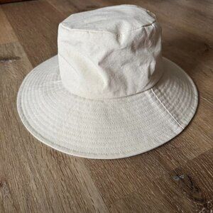 Madewell White bucket hat with adjustable strap Size M/L